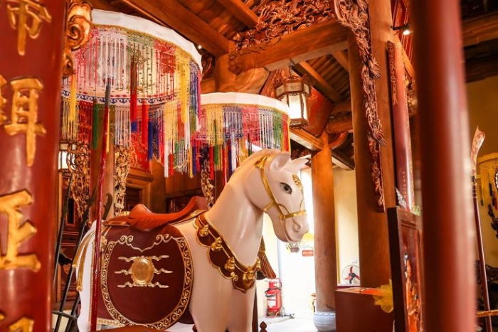 The statue of a white horse at Bach Ma Temple 